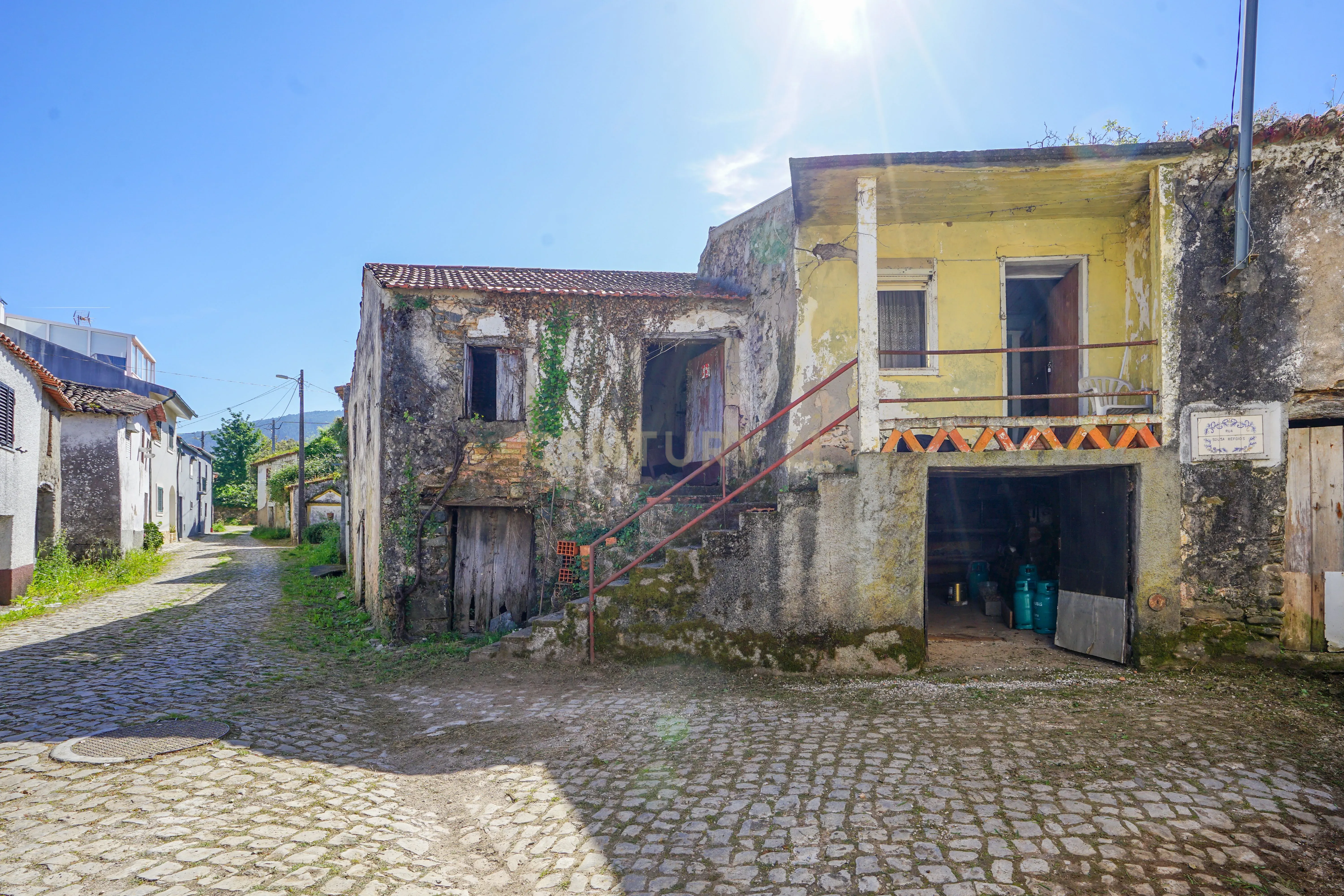 Duas moradias em Cadaixo-Miranda do Corvo - Image 1