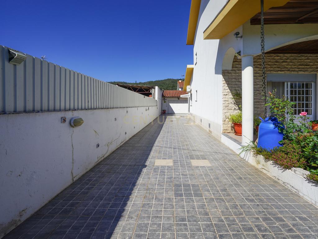 Moradia T4 - Miranda do Corvo - Image 40