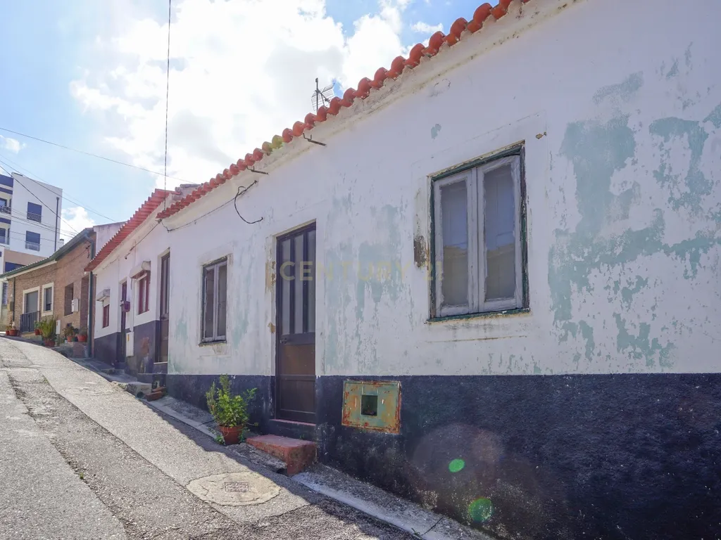 Moradia para recuperar em Pereira, Montemor-o-Velho próxima à estação de comboios - Image 1