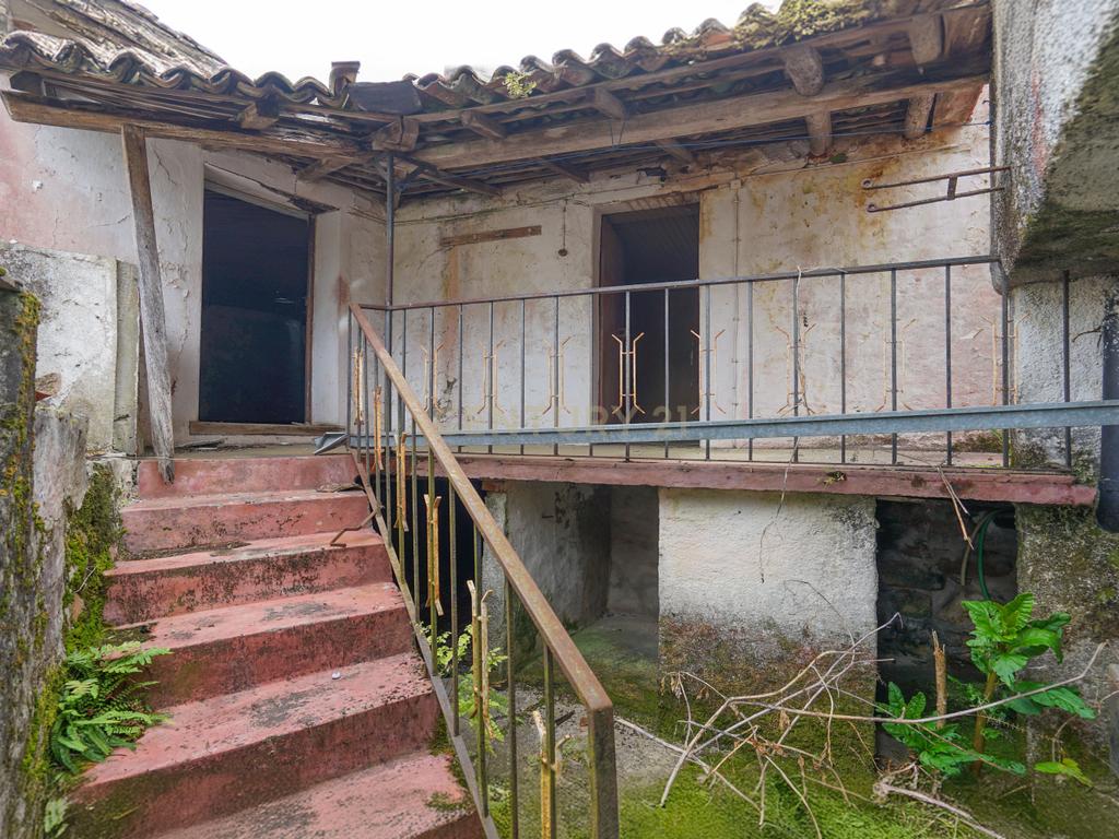 Moradia T2 para reabilitar na Lousã. - Image 12