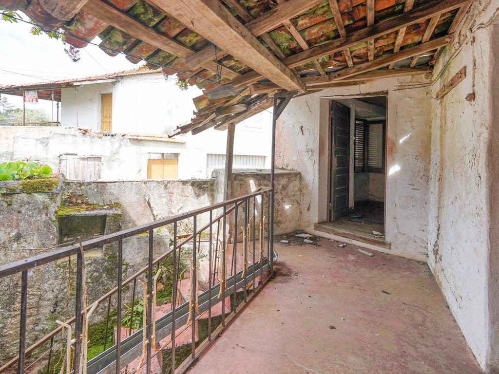 Moradia T2 para reabilitar na Lousã. - Image 11
