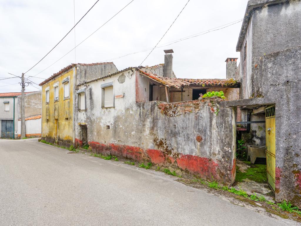 Moradia T2 para reabilitar na Lousã. - Image 16