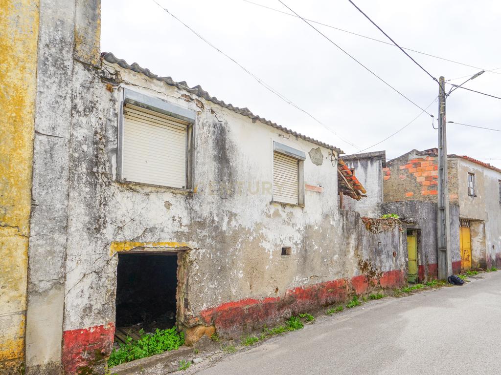 Moradia T2 para reabilitar na Lousã. - Image 17