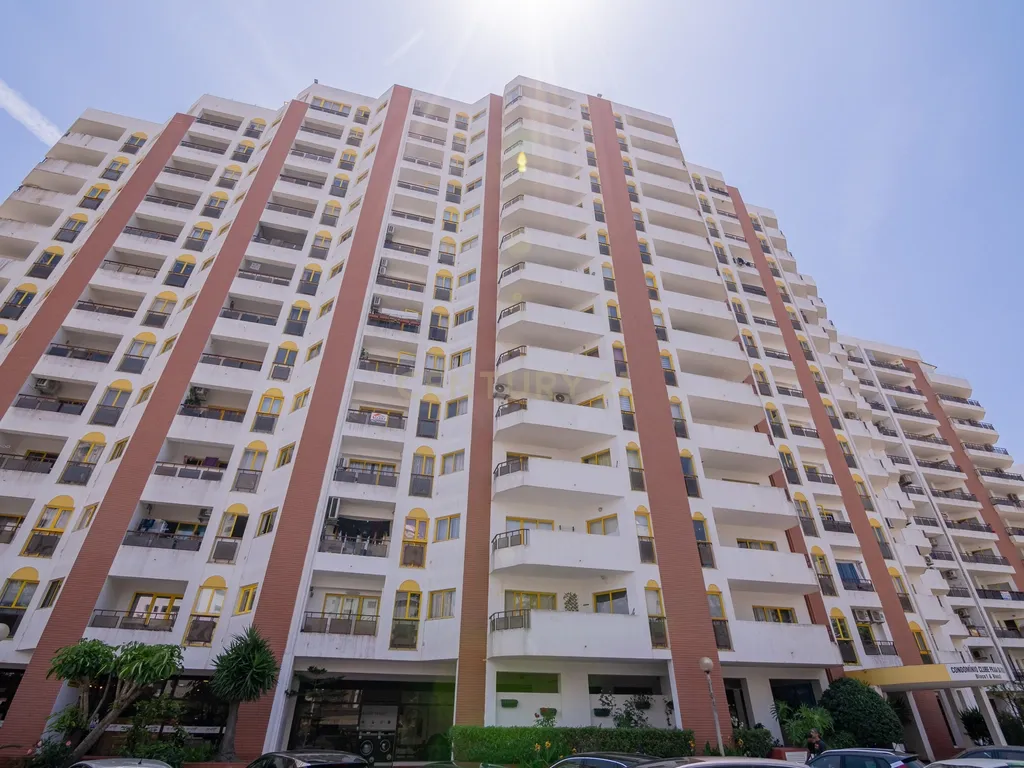 NÃO PERCA ESTA GRANDE OPORTUNIDADE! FANTÁSTICO APARTAMENTO T1 ESPAÇOSO EM CONDOMINIO FECHADO COM AMPLA VARANDA, PISCINA, RECEPÇÃO E SEGURANÇA 24H A PASSOS DA PRAIA! - Image 3
