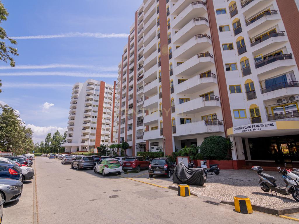 NÃO PERCA ESTA GRANDE OPORTUNIDADE! FANTÁSTICO APARTAMENTO T1 ESPAÇOSO EM CONDOMINIO FECHADO COM AMPLA VARANDA, PISCINA, RECEPÇÃO E SEGURANÇA 24H A PASSOS DA PRAIA! - Image 4