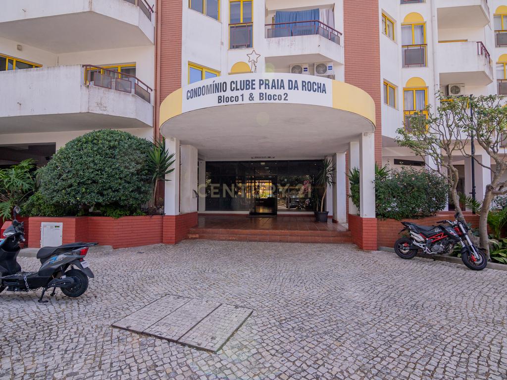 NÃO PERCA ESTA GRANDE OPORTUNIDADE! FANTÁSTICO APARTAMENTO T1 ESPAÇOSO EM CONDOMINIO FECHADO COM AMPLA VARANDA, PISCINA, RECEPÇÃO E SEGURANÇA 24H A PASSOS DA PRAIA! - Image 6