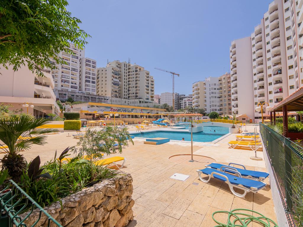 NÃO PERCA ESTA GRANDE OPORTUNIDADE! FANTÁSTICO APARTAMENTO T1 ESPAÇOSO EM CONDOMINIO FECHADO COM AMPLA VARANDA, PISCINA, RECEPÇÃO E SEGURANÇA 24H A PASSOS DA PRAIA! - Image 7