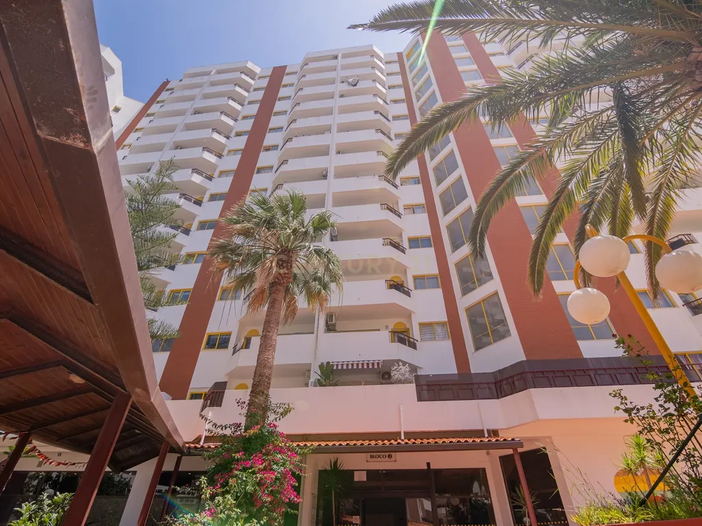 NÃO PERCA ESTA GRANDE OPORTUNIDADE! FANTÁSTICO APARTAMENTO T1 ESPAÇOSO EM CONDOMINIO FECHADO COM AMPLA VARANDA, PISCINA, RECEPÇÃO E SEGURANÇA 24H A PASSOS DA PRAIA! - Image 5