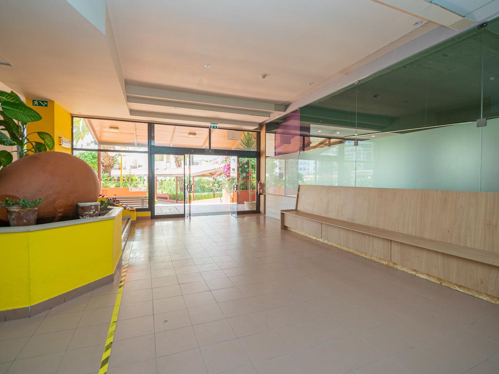 NÃO PERCA ESTA GRANDE OPORTUNIDADE! FANTÁSTICO APARTAMENTO T1 ESPAÇOSO EM CONDOMINIO FECHADO COM AMPLA VARANDA, PISCINA, RECEPÇÃO E SEGURANÇA 24H A PASSOS DA PRAIA! - Image 9