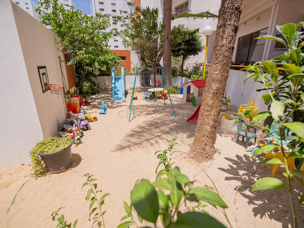 NÃO PERCA ESTA GRANDE OPORTUNIDADE! FANTÁSTICO APARTAMENTO T1 ESPAÇOSO EM CONDOMINIO FECHADO COM AMPLA VARANDA, PISCINA, RECEPÇÃO E SEGURANÇA 24H A PASSOS DA PRAIA! - Image 8