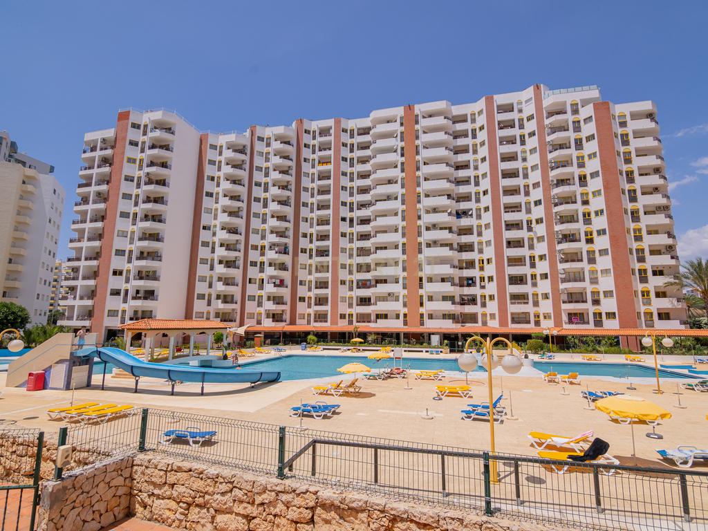 NÃO PERCA ESTA GRANDE OPORTUNIDADE! FANTÁSTICO APARTAMENTO T1 ESPAÇOSO EM CONDOMINIO FECHADO COM AMPLA VARANDA, PISCINA, RECEPÇÃO E SEGURANÇA 24H A PASSOS DA PRAIA! - Image 2