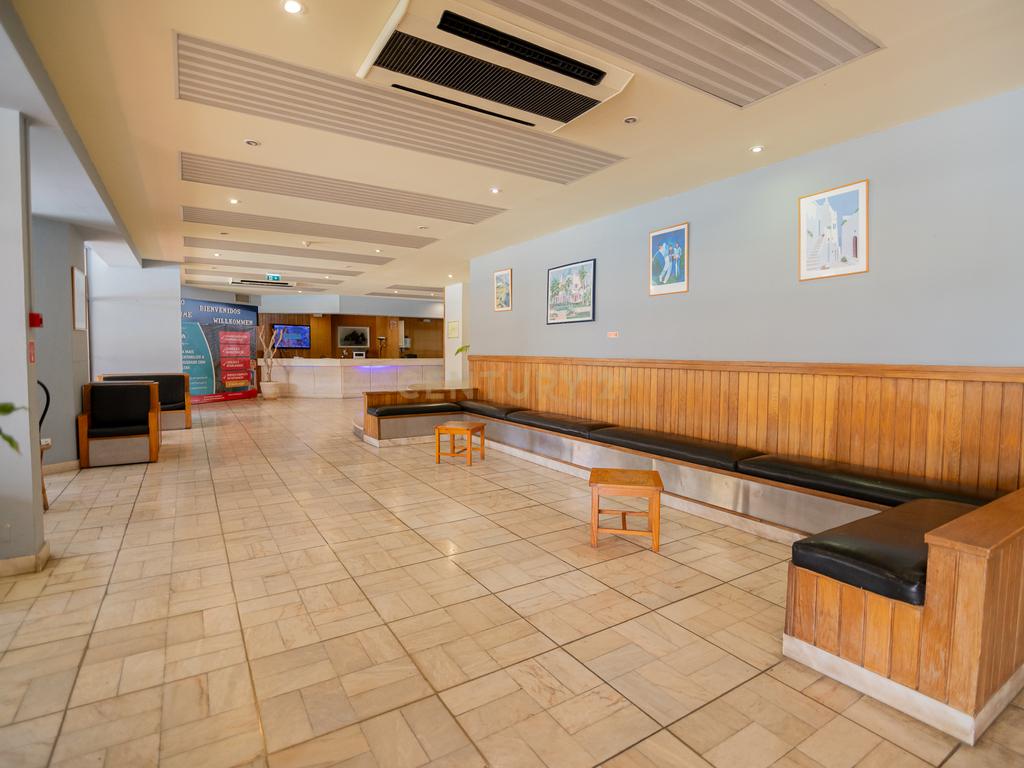 NÃO PERCA ESTA GRANDE OPORTUNIDADE! FANTÁSTICO APARTAMENTO T1 ESPAÇOSO EM CONDOMINIO FECHADO COM AMPLA VARANDA, PISCINA, RECEPÇÃO E SEGURANÇA 24H A PASSOS DA PRAIA! - Image 10
