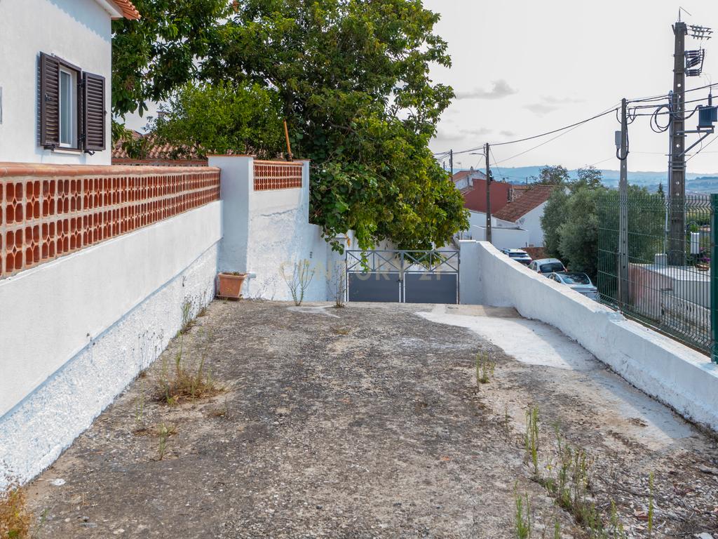 Moradia com Amplo Terreno em Alenquer - Oportunidade Única! - Image 4