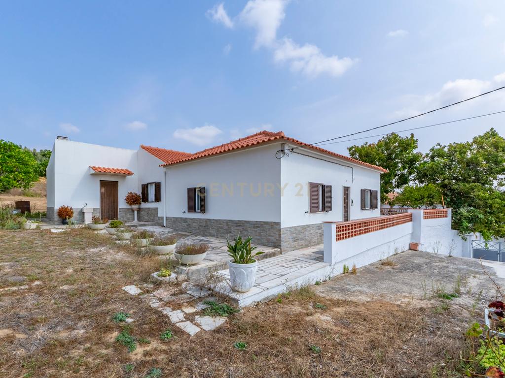 Moradia com Amplo Terreno em Alenquer - Oportunidade Única! - Image 1