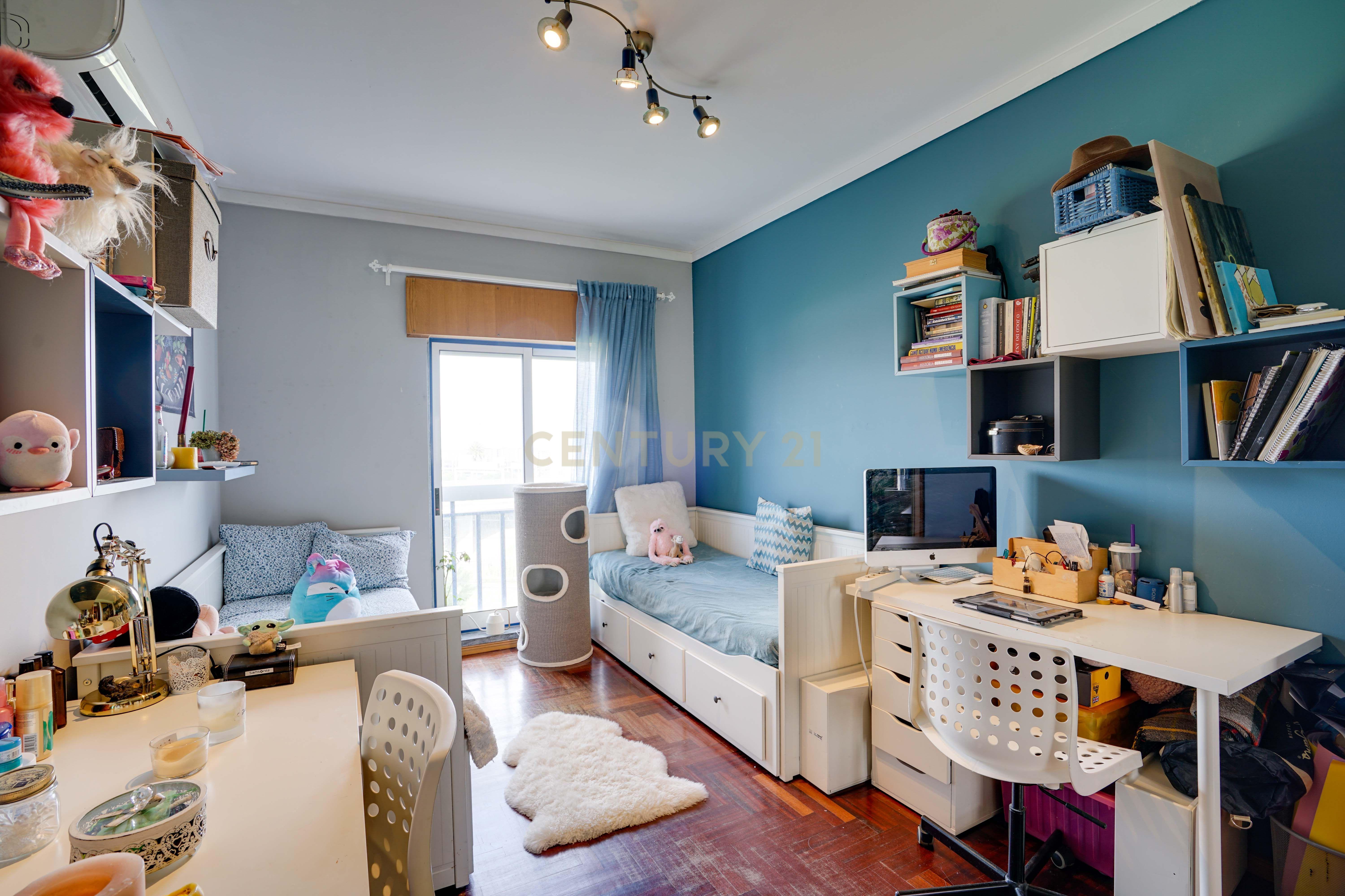 Apartamento T3 com  Box  na Portela - Image 23