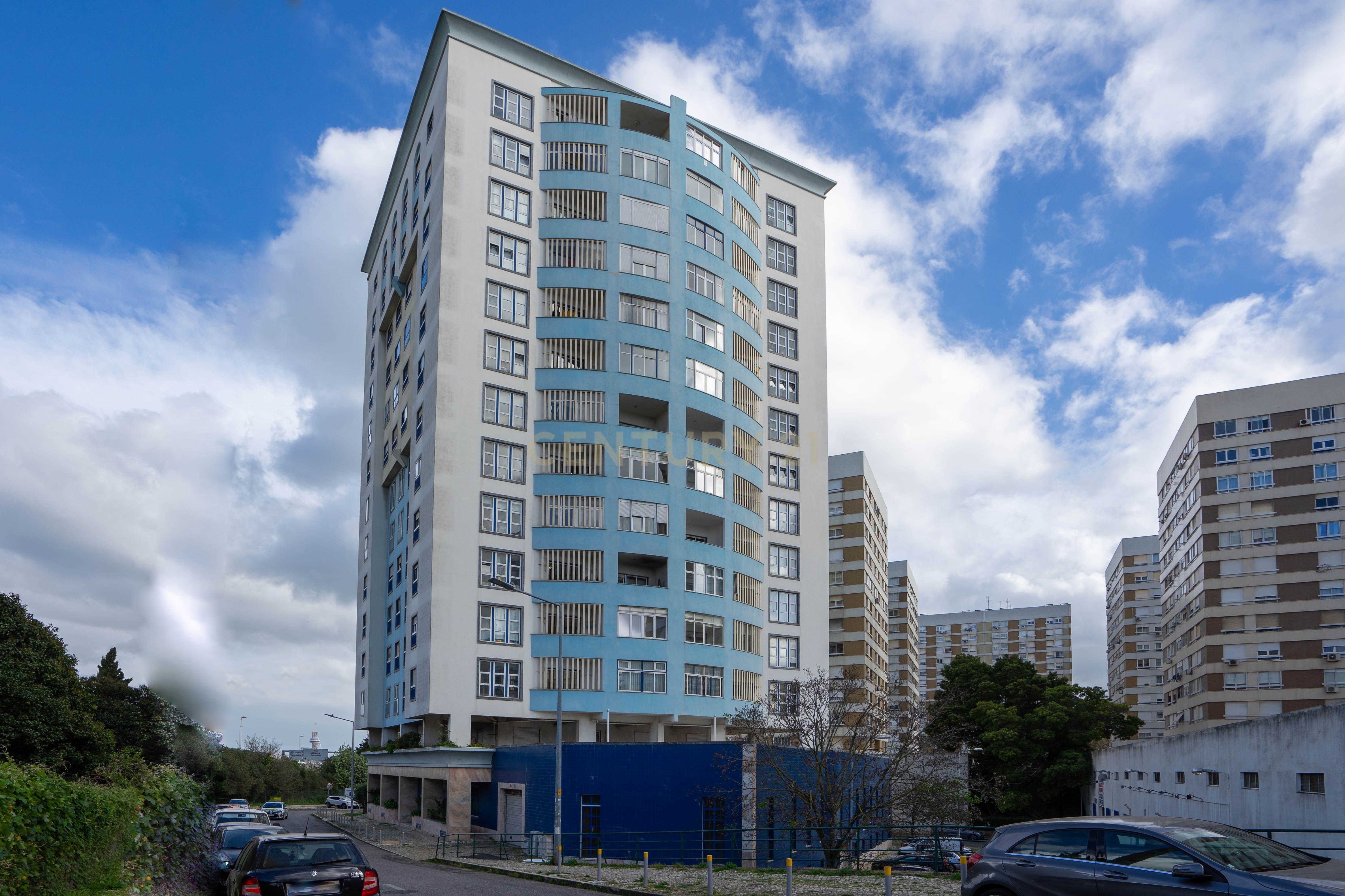 Apartamento T3 com  Box  na Portela - Image 29