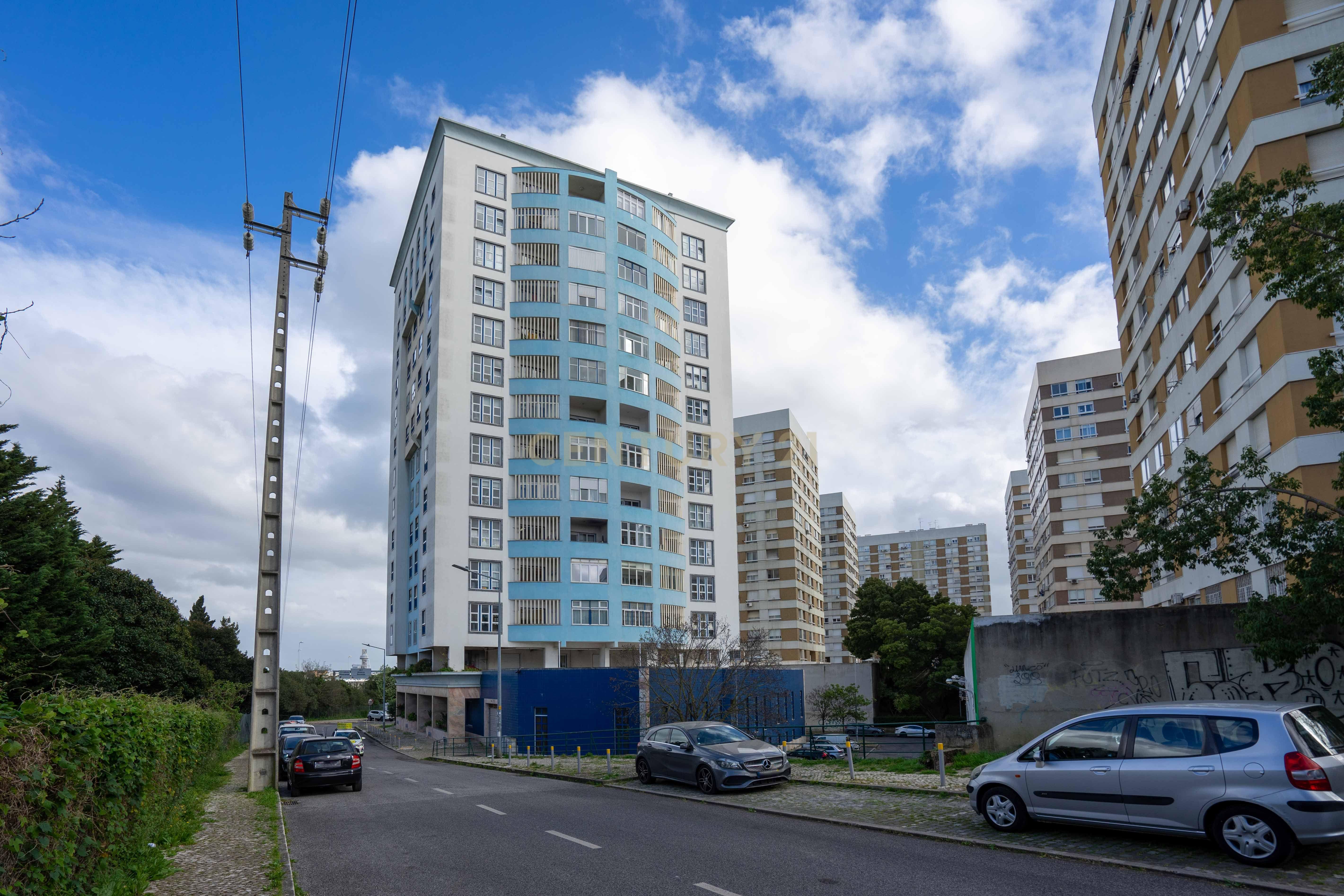 Apartamento T3 com  Box  na Portela - Image 30