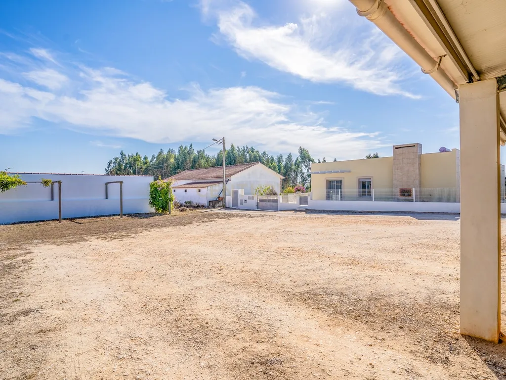 Quintinha única na vila de Gaeiras, com a vila de Óbidos no horizonte. - Image 72