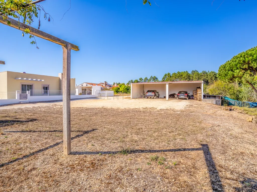Quintinha única na vila de Gaeiras, com a vila de Óbidos no horizonte. - Image 74