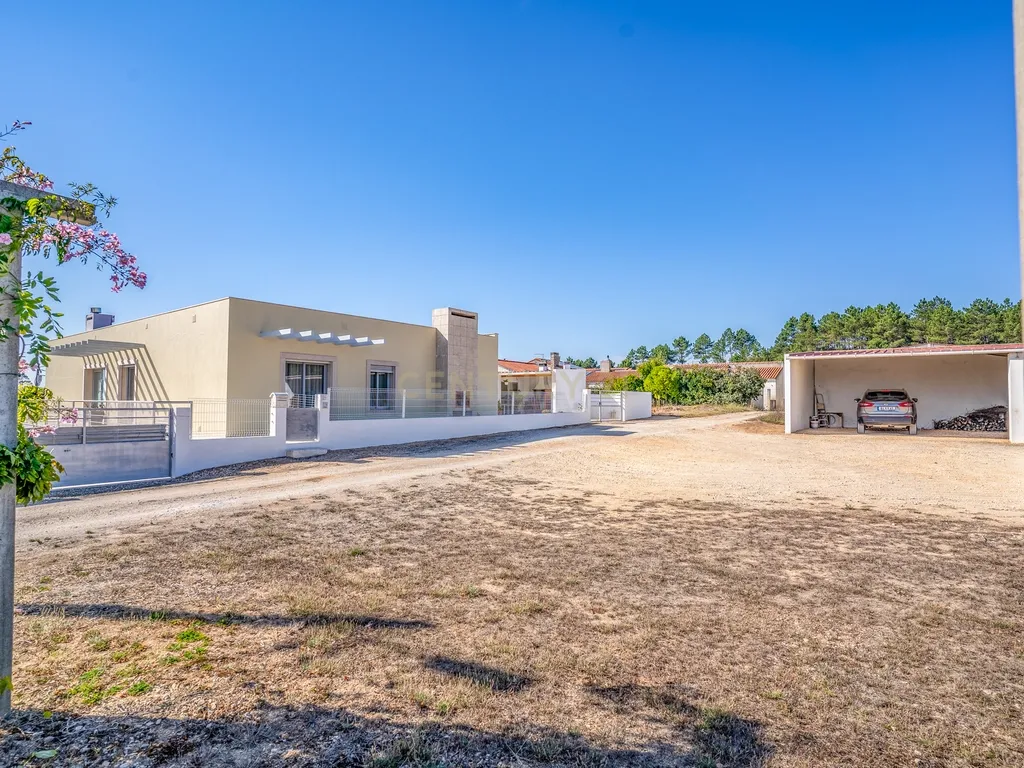 Quintinha única na vila de Gaeiras, com a vila de Óbidos no horizonte. - Image 5