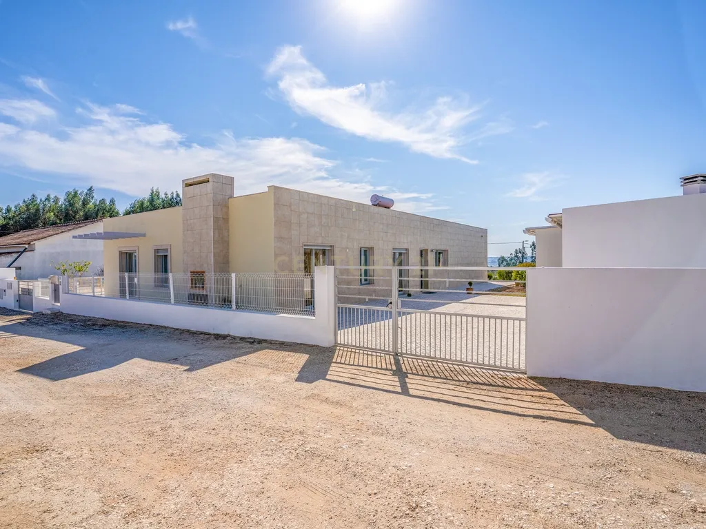 Quintinha única na vila de Gaeiras, com a vila de Óbidos no horizonte. - Image 6
