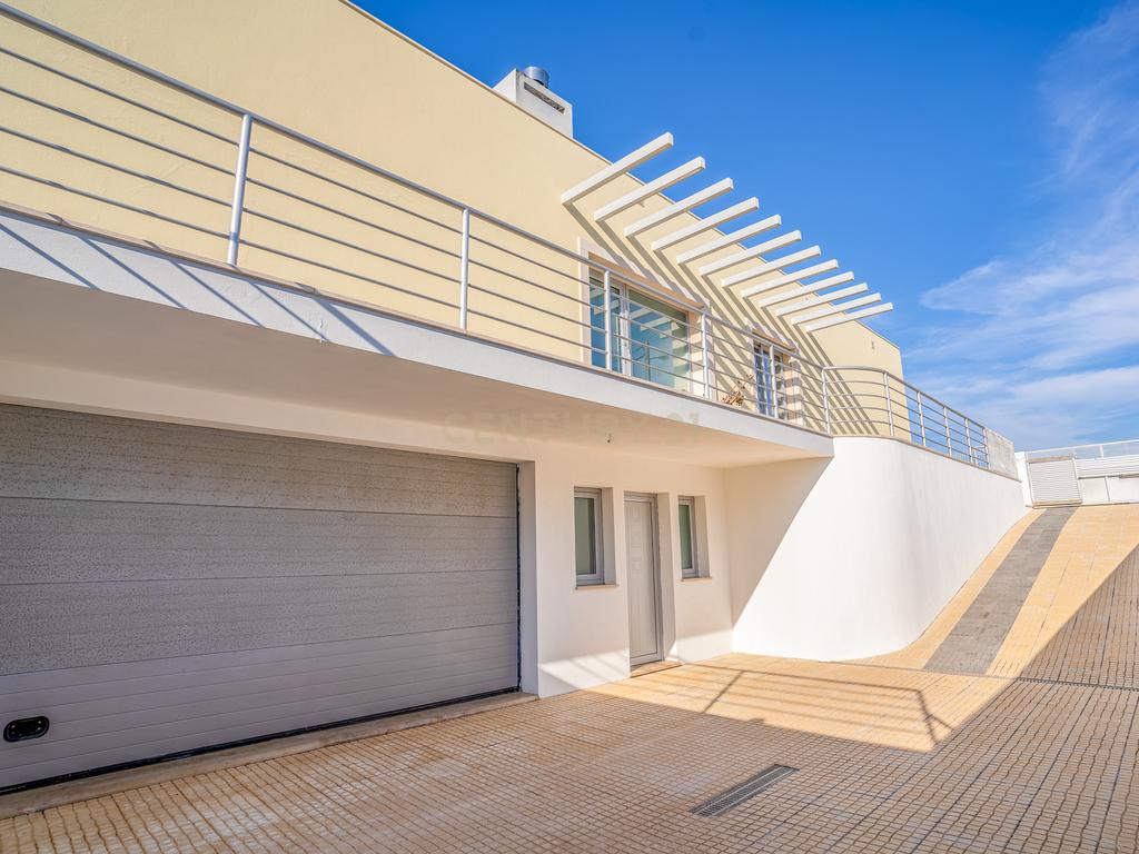 Quintinha única na vila de Gaeiras, com a vila de Óbidos no horizonte. - Image 7