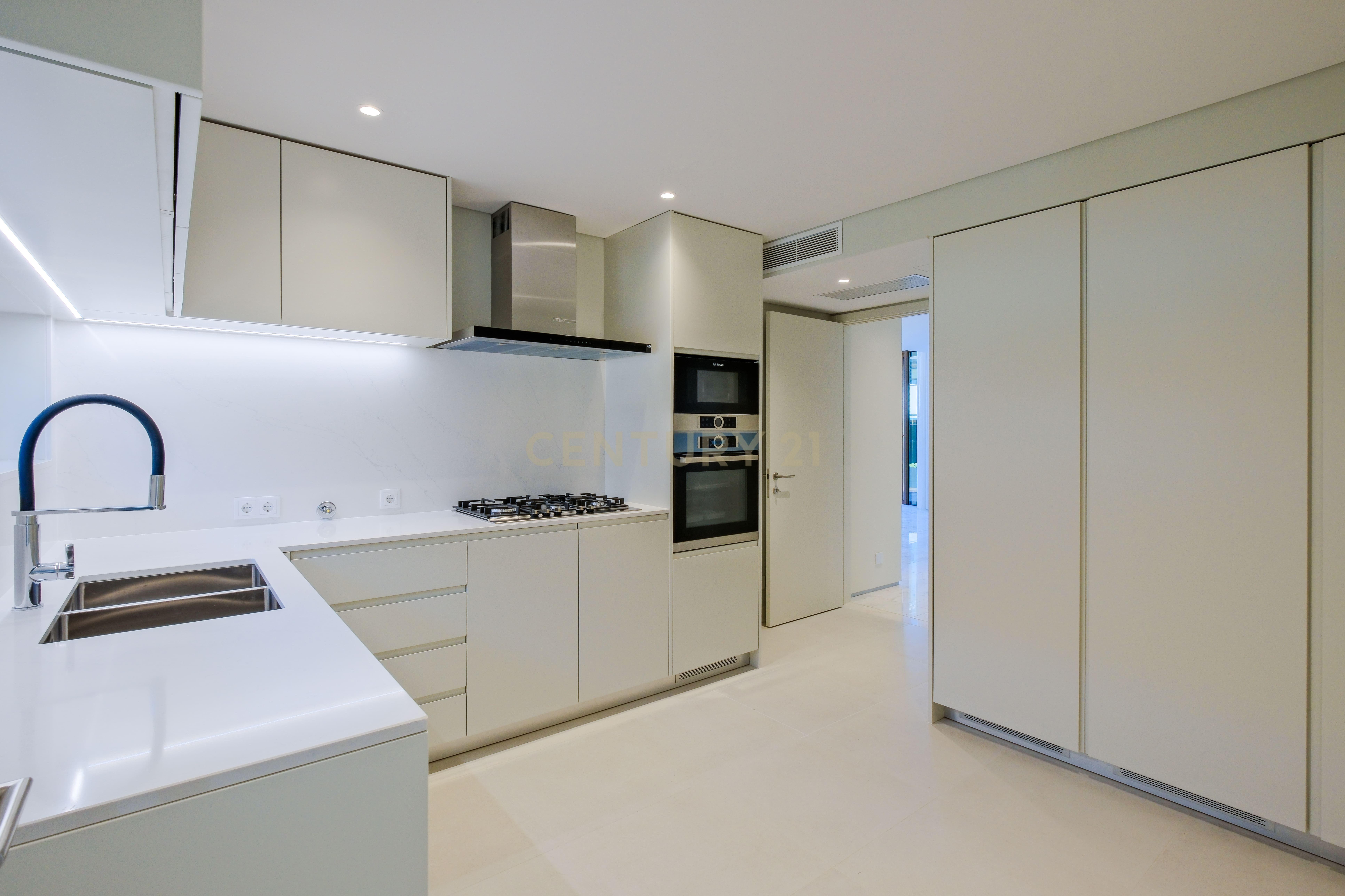 Moradia T4, com piscina, jardim, garagem privada em condomínio fechado em Cascais - Image 7