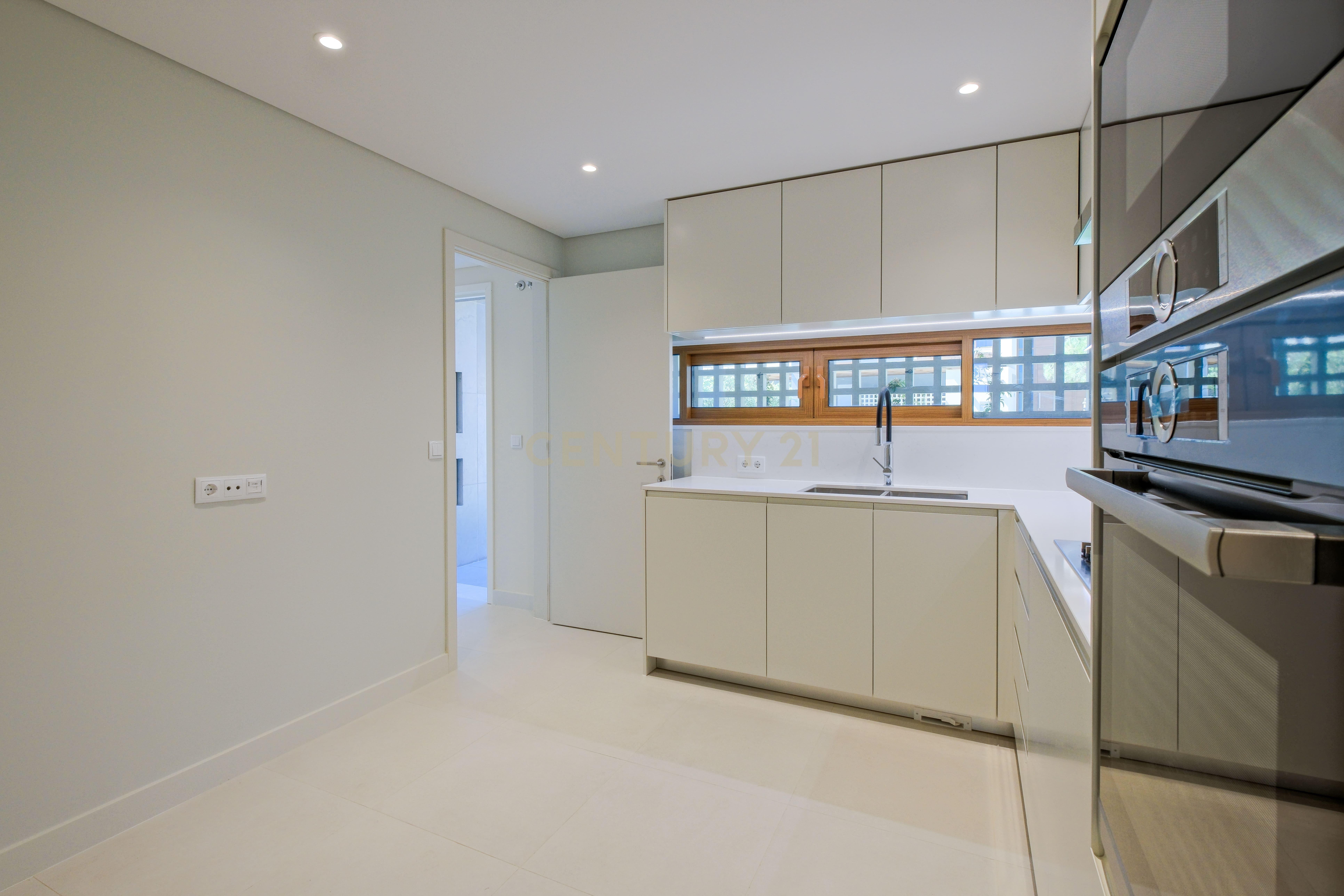 Moradia T4, com piscina, jardim, garagem privada em condomínio fechado em Cascais - Image 8
