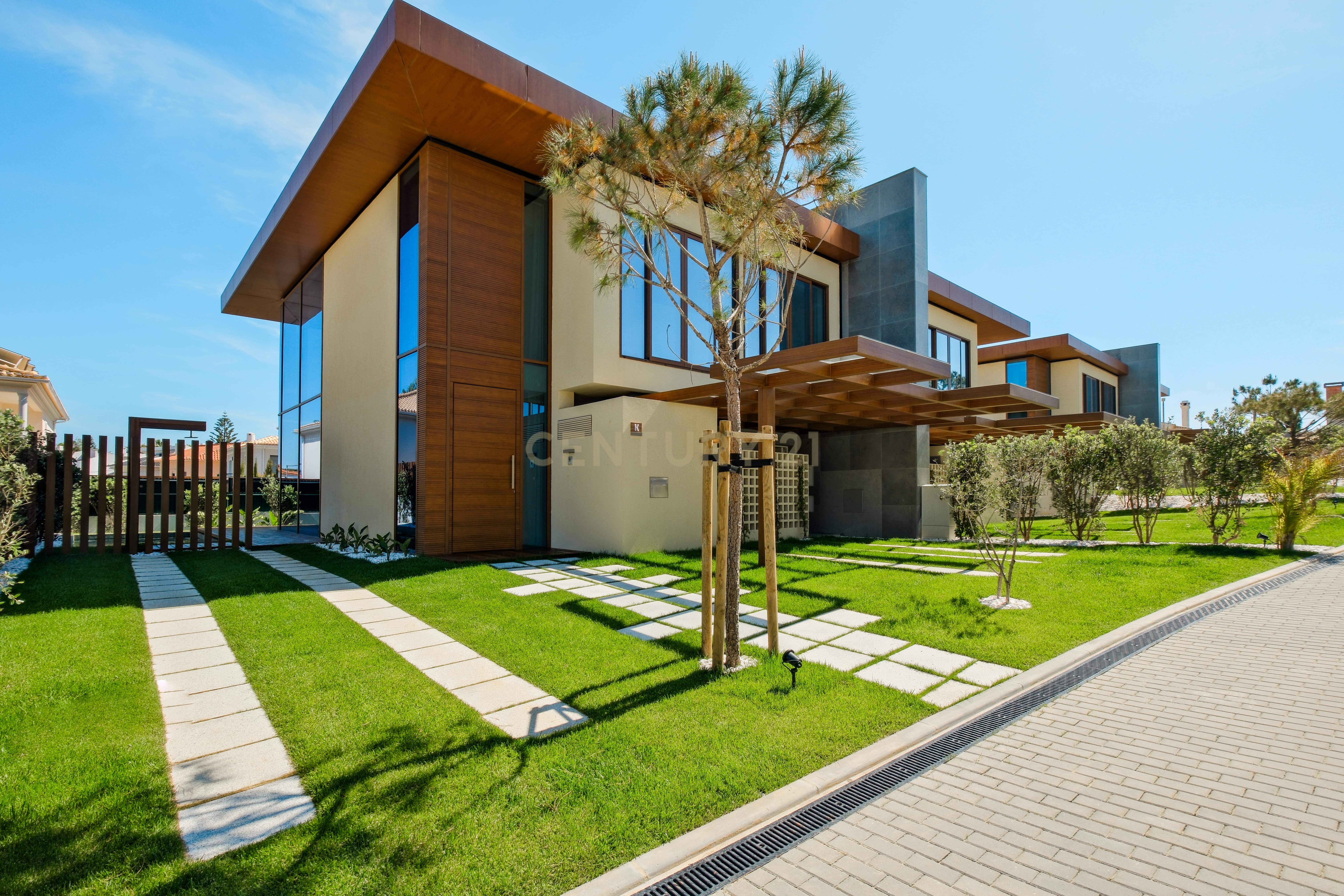 Moradia T4, com piscina, jardim, garagem privada em condomínio fechado em Cascais - Image 1