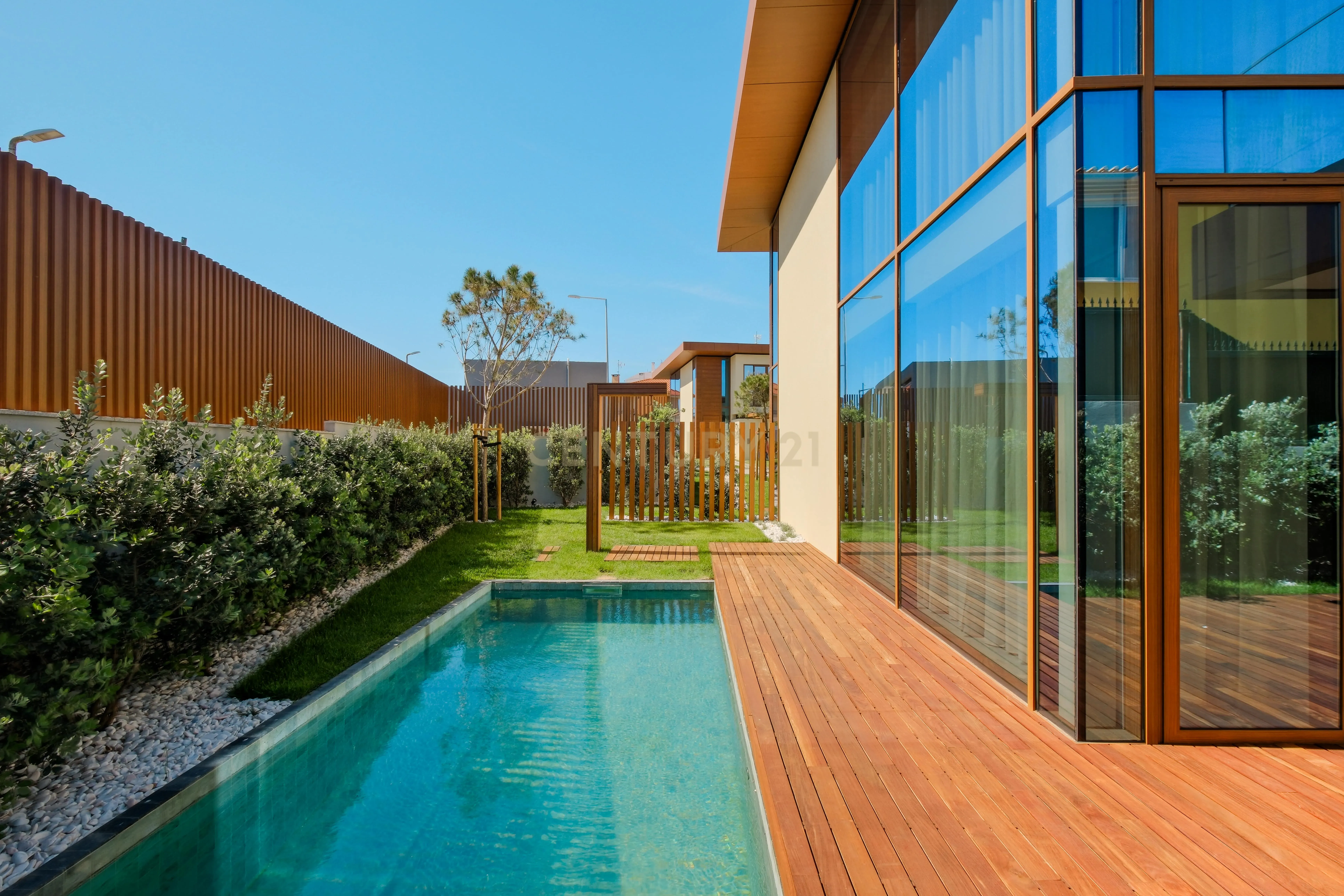 Moradia T4, com piscina, jardim, garagem privada em condomínio fechado em Cascais - Image 2