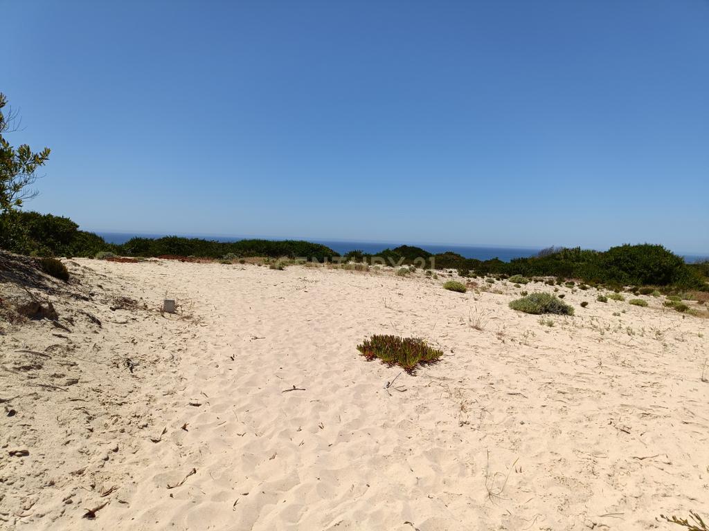 Reservado - Casa de Praia com vista lateral para o mar, com 2 garagens box, logradouro de boas dimensões, 3 quartos, a uma curta distância da praia paradisíaca de Vale Furado - Image 46