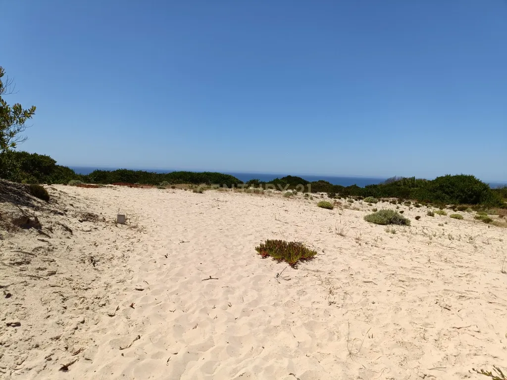 Reservado - Casa de Praia com vista lateral para o mar, com 2 garagens box, logradouro de boas dimensões, 3 quartos, a uma curta distância da praia paradisíaca de Vale Furado - Image 46
