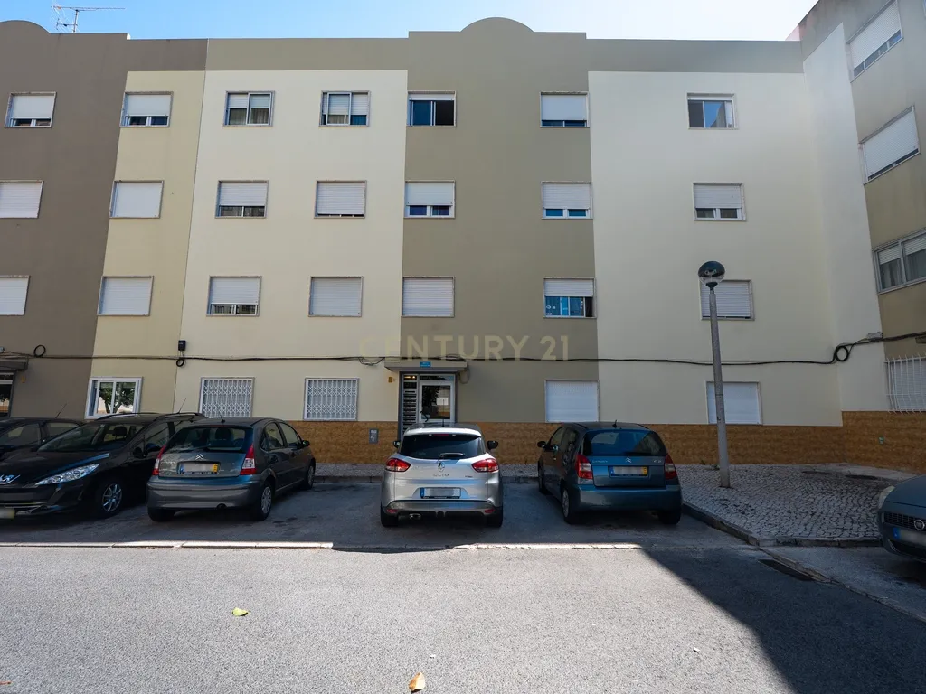 T1 em Odivelas com Parqueamento | Localização Privilegiada junto às Colinas do Cruzeiro - Image 1