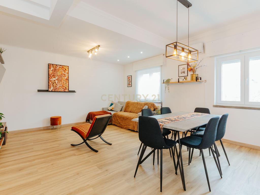 Apartamento T2 Renovado em Miratejo - Image 1