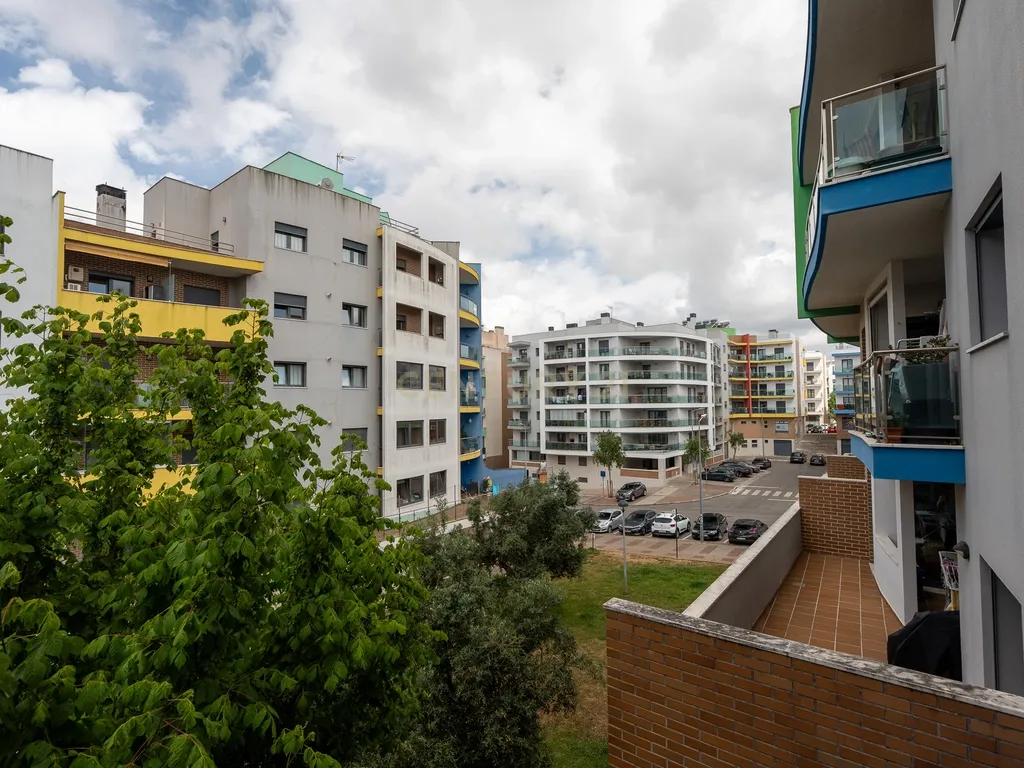 Apartamento de tipologia T3, com 2 varandas, 2 WC e box para 4 viaturas, situado no Jardim da Amoreira - Ramada em Odivelas. - Image 21