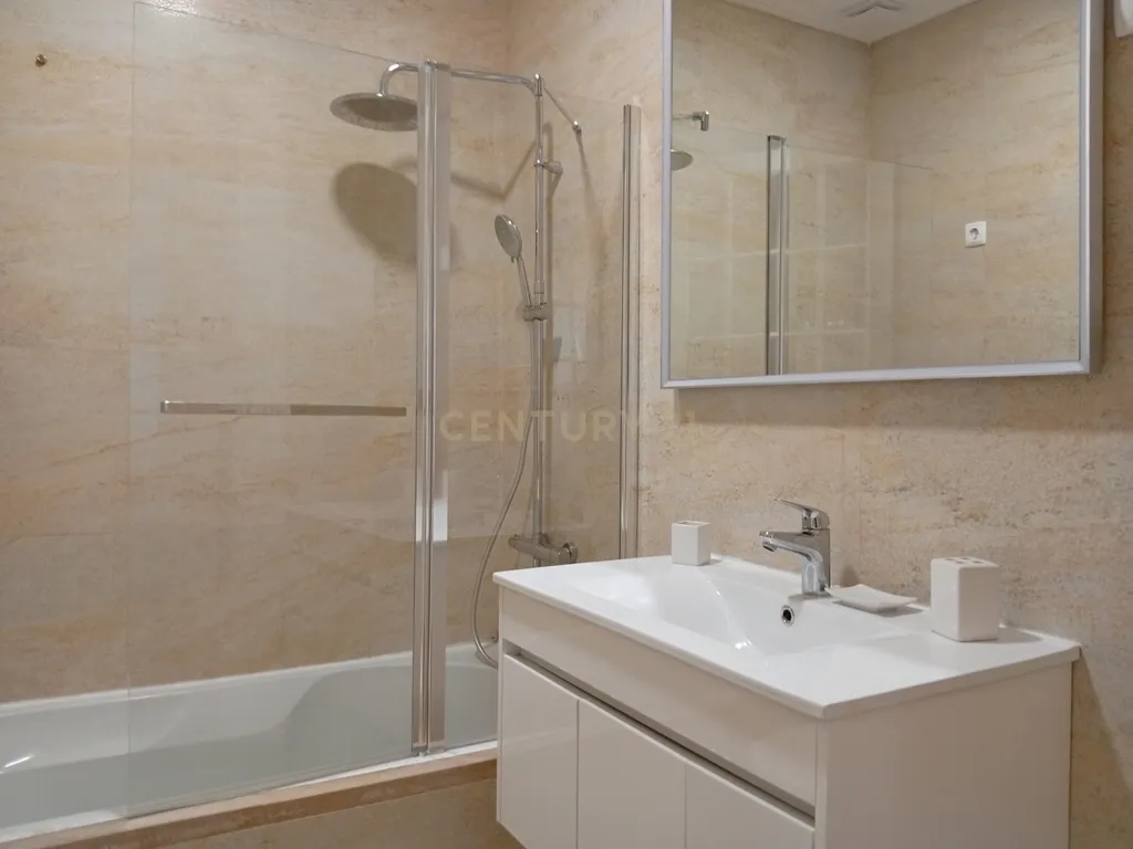 Situado no Bairro Azul junto do Metro e do El Corte Inglês/Fundação Gulbenkian, tem este apartamento com traça antiga com 7 assoalhadas dispostas numa área de 200 m². - Image 21