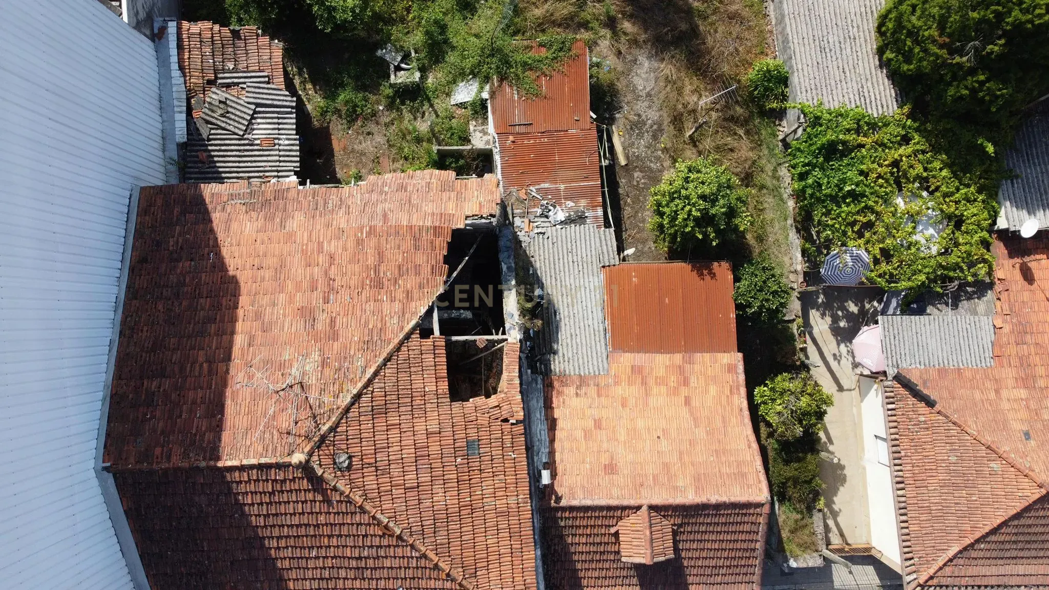 Moradia ancestral com terreno no centro da cidade de Santo Tirso para remodelação total - Image 3