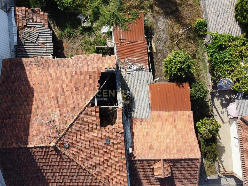Moradia ancestral com terreno no centro da cidade de Santo Tirso para remodelação total - Image 3
