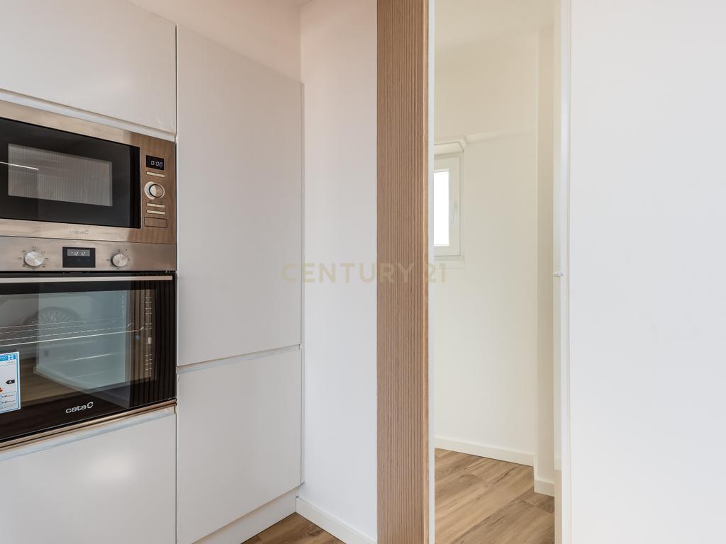 T2 Totalmente Remodelado com Terraço — Almada Centro. - Image 9