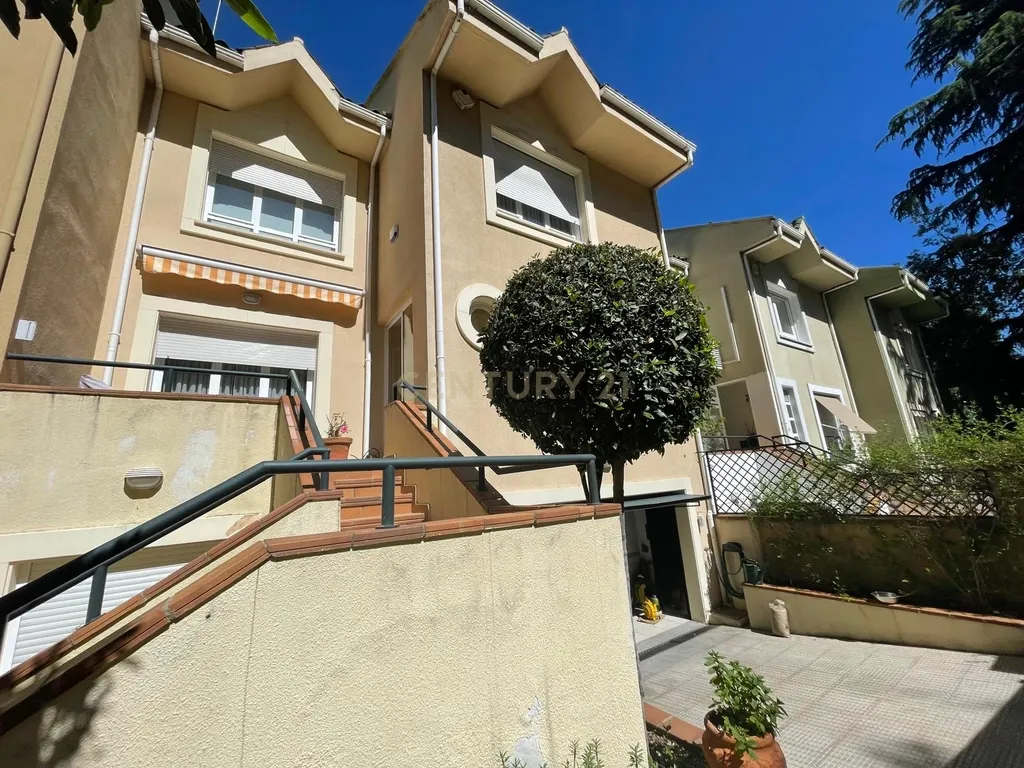 Luxuosa Moradia Renovada em Madrid com Vista para a Cidade - Image 30