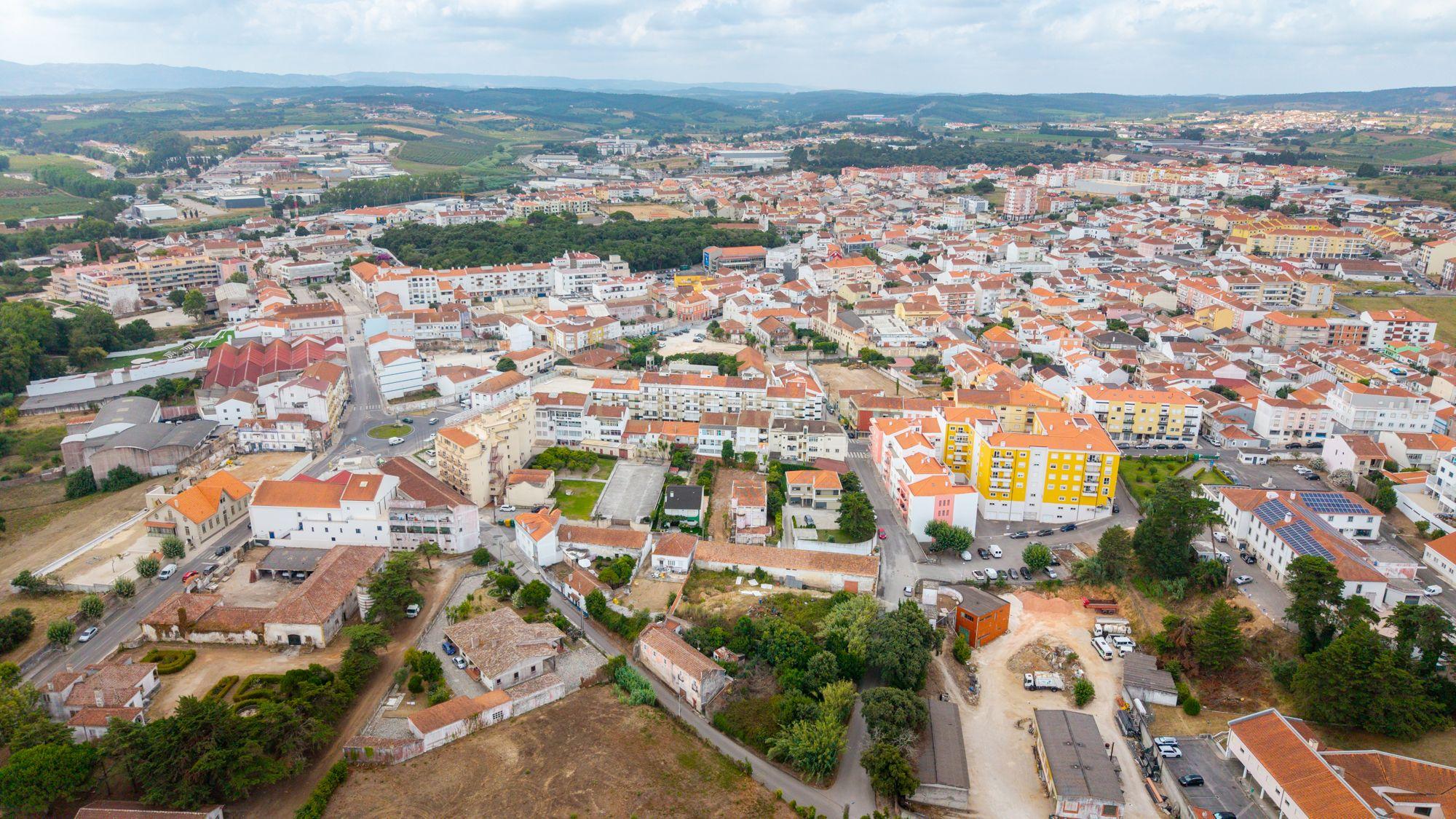 Fotografia 10 de Moradia T5 para remodelar ou lote para construção — Centro do Bombarral