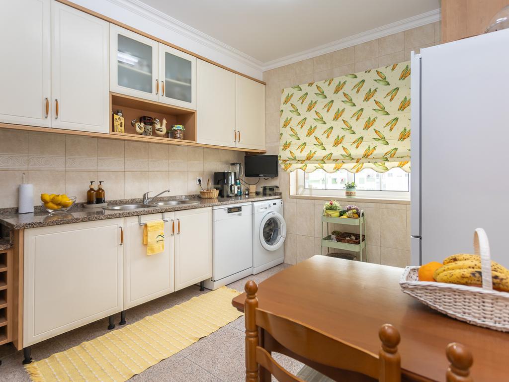 Apartamento T4 c/Arrecadação - Torre da Marinha - Image 5