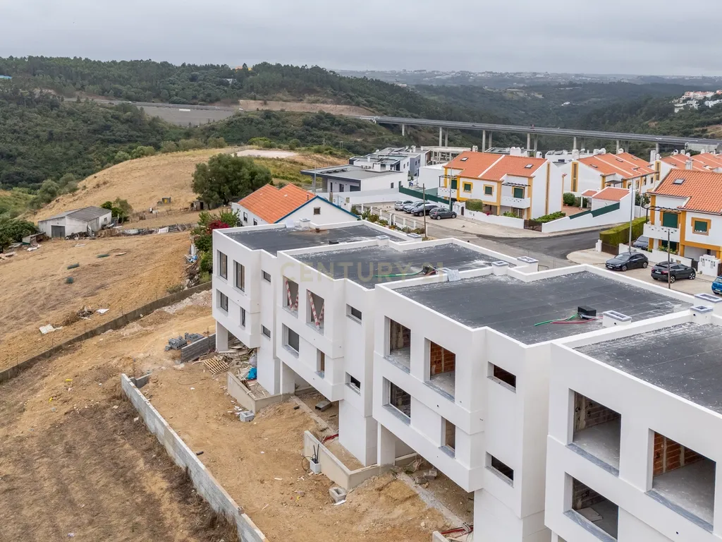 Moradia NOVA Moderna T4: PISCINA e JARDIM Conforto, Modernidade e Vistas Deslumbrantes - Image 3