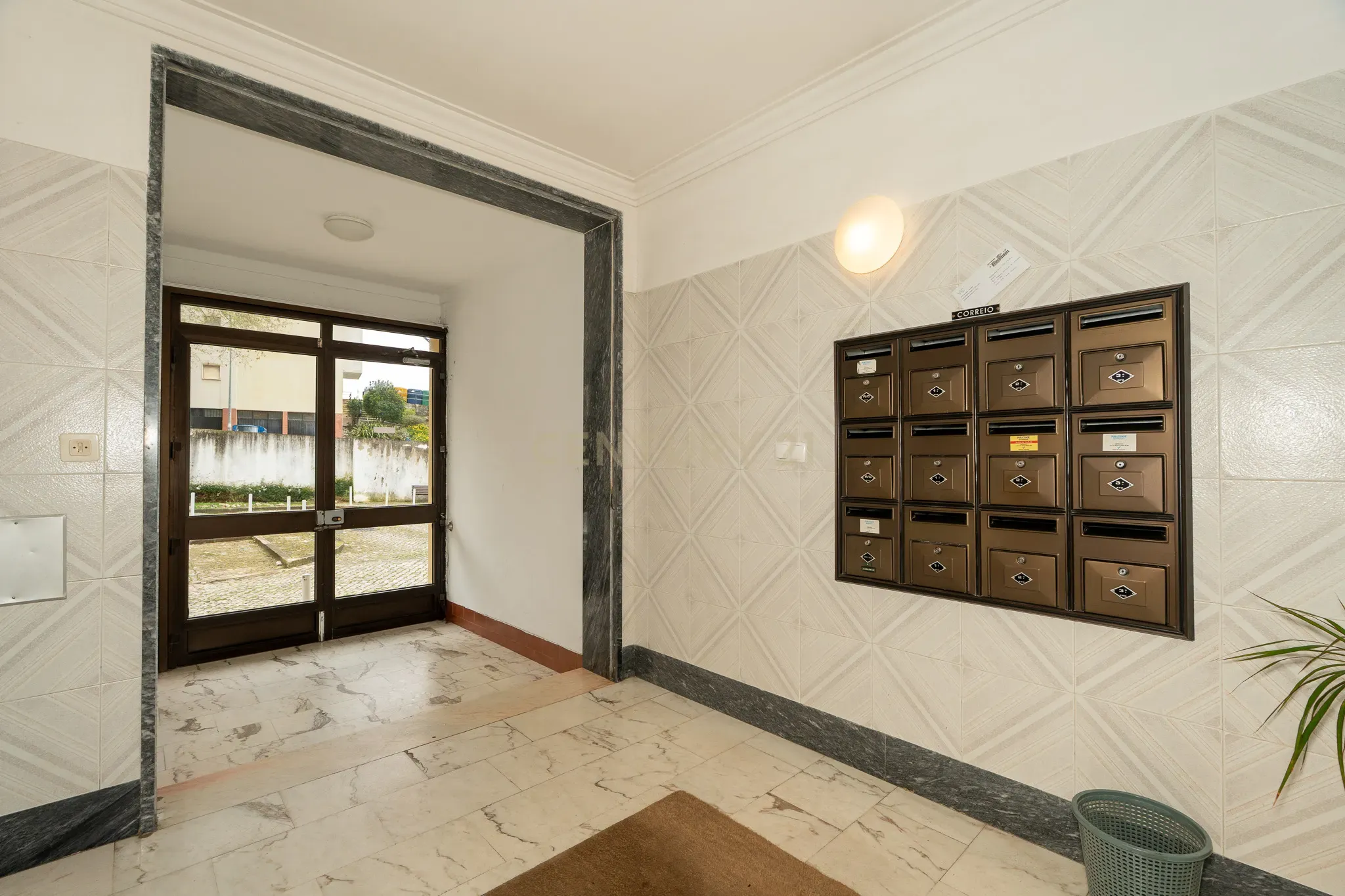 Apartamento T3 com garagem para 2 viaturas Monte Abraão - Image 29