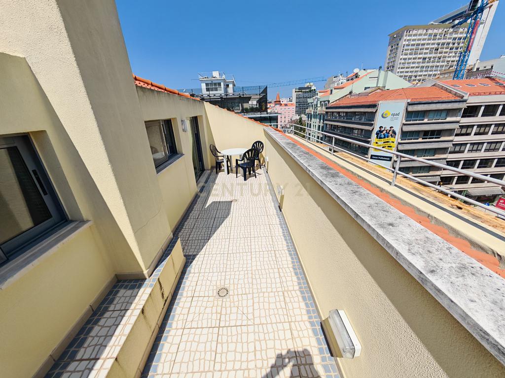 Imóvel T3 espaçoso nas Picoas, com 3 WC, 2 estacionamentos - Image 35