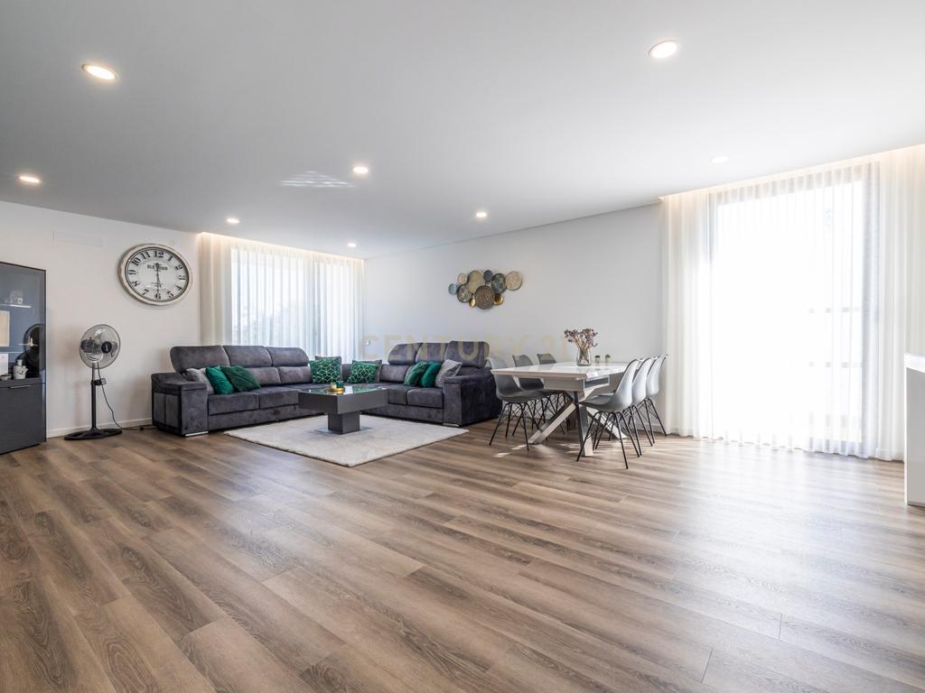 Moradia T4 Moderna com Piscina Aquecida e Jacuzzi a 15 Minutos da Praia - Image 6