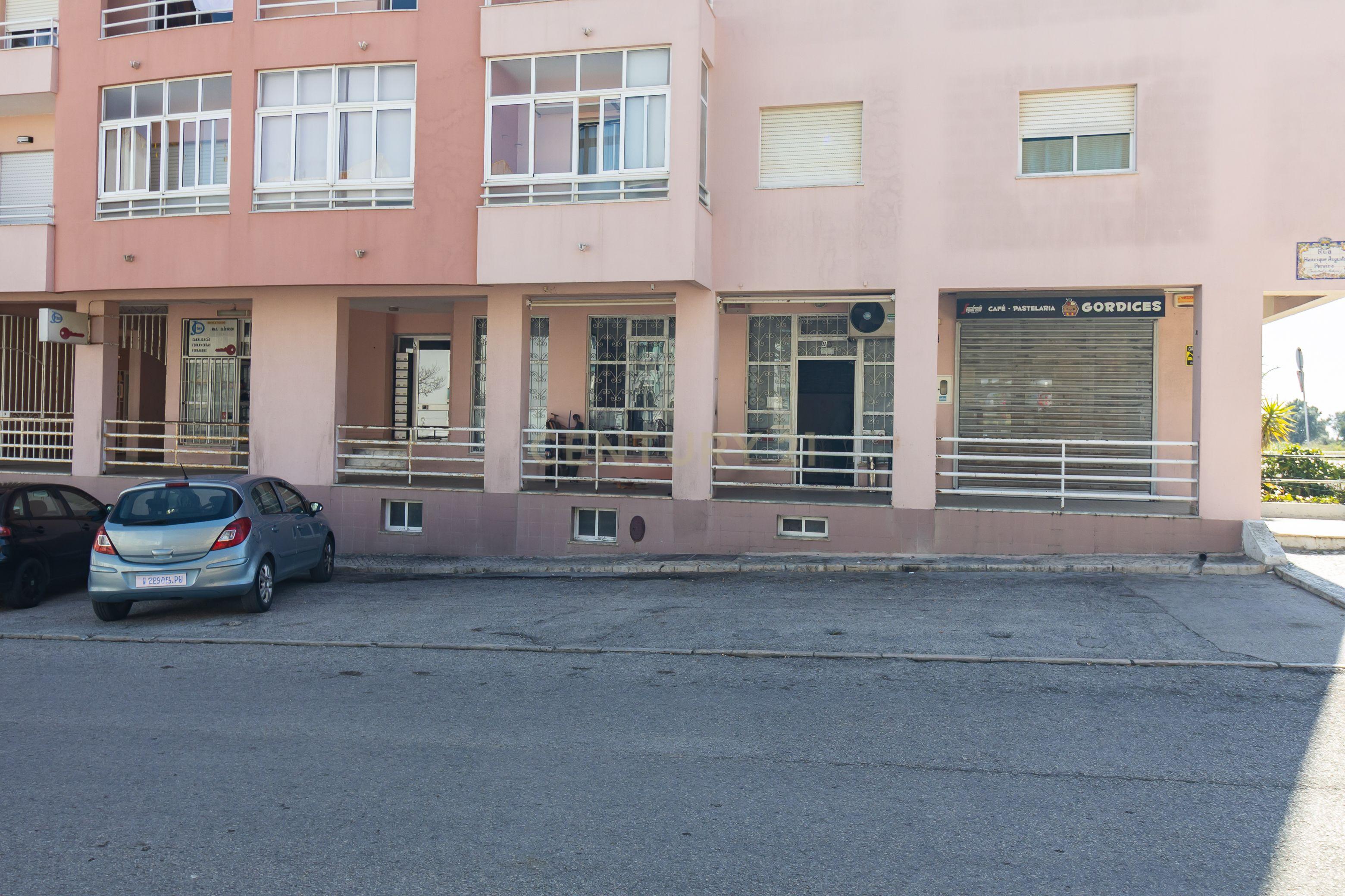 Espaço comercial à venda na Rua Henrique Augusto Pereira, nº2 - Image 13