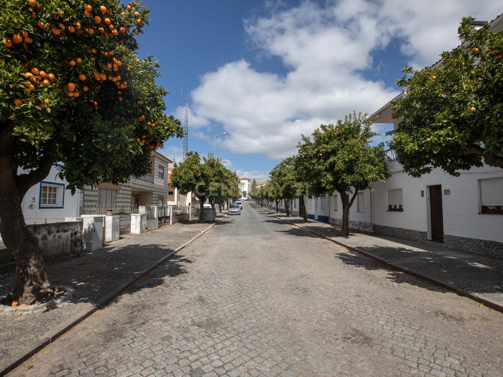 Moradia T6 com Jardim e Vista Panorâmica em Avis - Image 2
