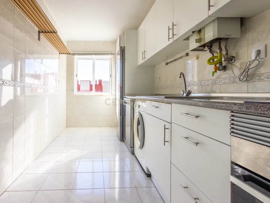 Apartamento T3, Lisboa, com um lugar de parqueamento e arrecadação. Oportunidade Única! - Image 2
