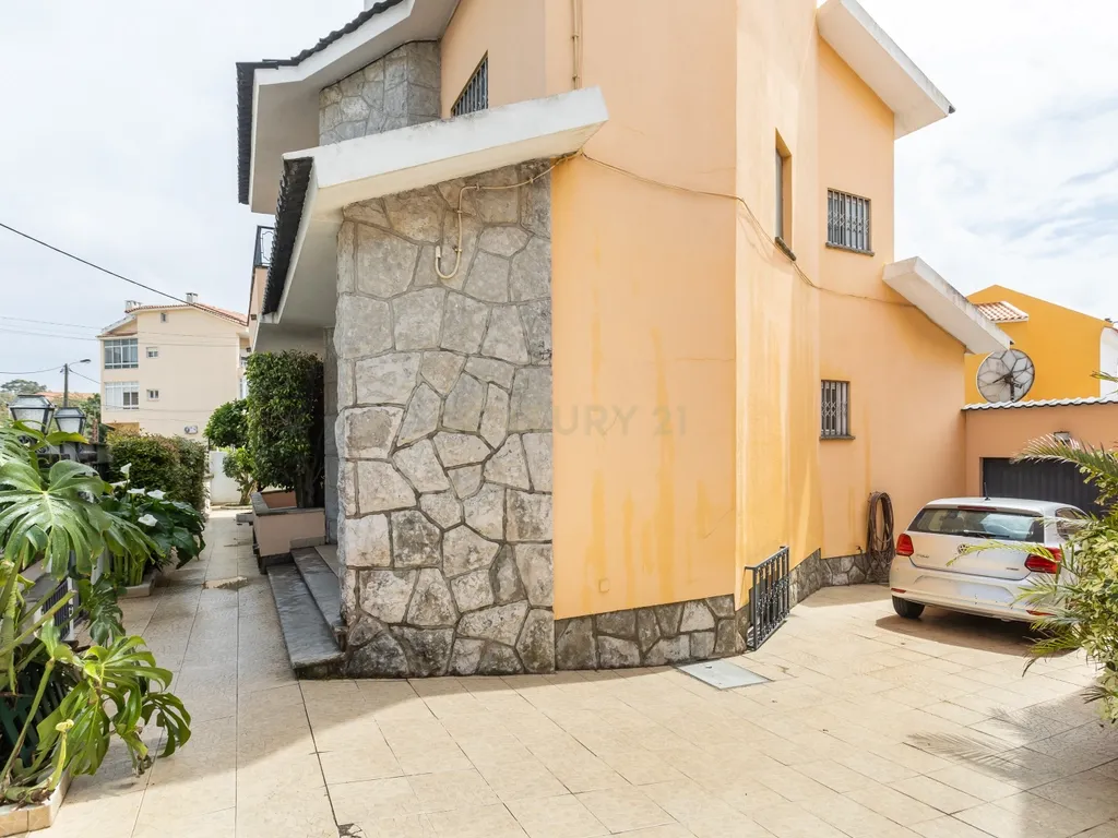 Moradia T5 com cave, garagem e espaço exterior na Madorna - Parede - Cascais - Image 11